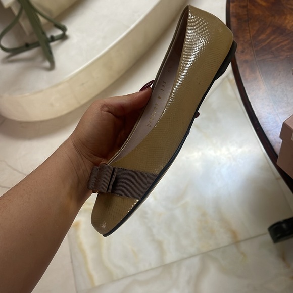 SALVATORE FERRAGAMO PATENT LEATHER VARINA 1cm ECRU ELEPHANT FLATS - Picture 4 of 6